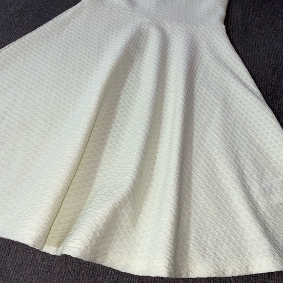 Pastel yellow mini dress with flare v cut back - Picture 2 of 5